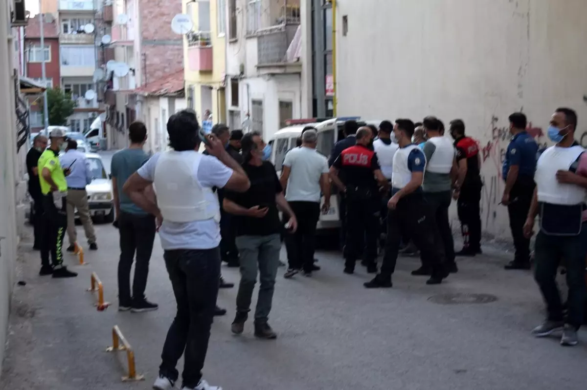 Evinin balkonuna pompalıyla çıkan şahıs panik yarattı! Kendisini ikna etmek için gelen polislere ateş açtı