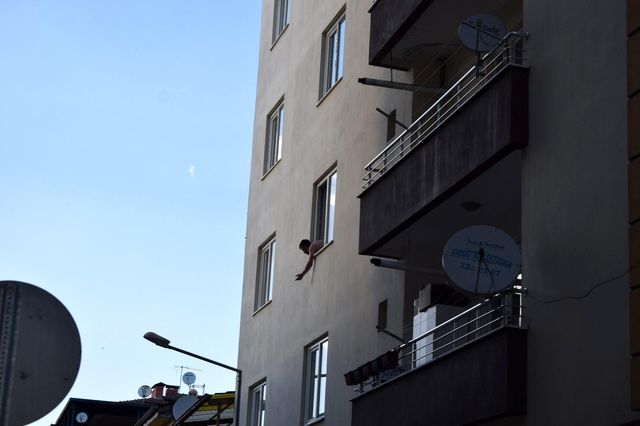 Evinin balkonuna pompalıyla çıkan şahıs panik yarattı! Kendisini ikna etmek için gelen polislere ateş açtı