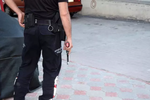 Evinin balkonuna pompalıyla çıkan şahıs panik yarattı! Kendisini ikna etmek için gelen polislere ateş açtı