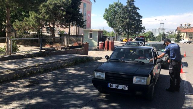 Malatya'da sokağa çıkma kısıtlamasına uyuluyor Malatya'da sokağa çıkma kısıtlamasına uyuluyor