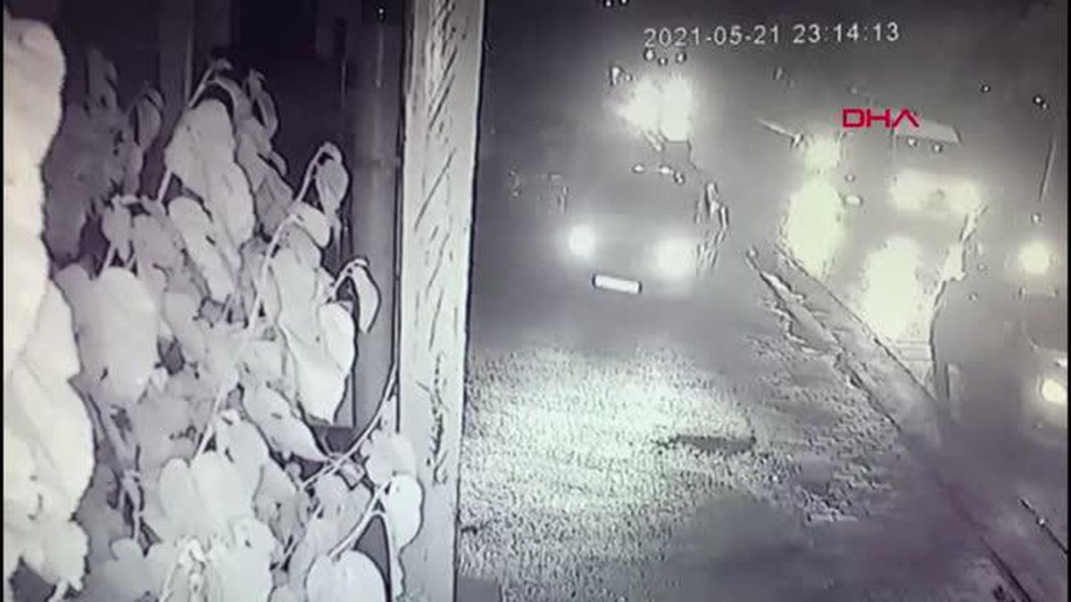 Markete giren hırsızlar, 30 bin liralık ürünle beraber sadaka kutusunu dahi çalmışlar
