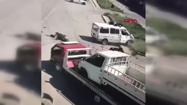 MOTOSİKLET, MİNİBÜSE ÇARPTI: 1 ÖLÜ, 2 YARALI MOTOSİKLET, MİNİBÜSE ÇARPTI: 1 ÖLÜ, 2 YARALI