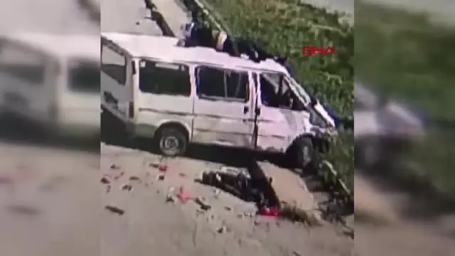 MOTOSİKLET, MİNİBÜSE ÇARPTI: 1 ÖLÜ, 2 YARALI MOTOSİKLET, MİNİBÜSE ÇARPTI: 1 ÖLÜ, 2 YARALI