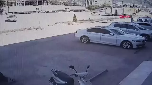 MOTOSİKLET, MİNİBÜSE ÇARPTI: 1 ÖLÜ, 2 YARALI MOTOSİKLET, MİNİBÜSE ÇARPTI: 1 ÖLÜ, 2 YARALI