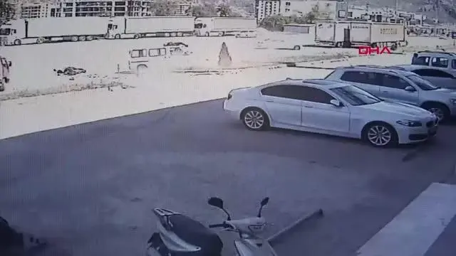 MOTOSİKLET, MİNİBÜSE ÇARPTI: 1 ÖLÜ, 2 YARALI MOTOSİKLET, MİNİBÜSE ÇARPTI: 1 ÖLÜ, 2 YARALI
