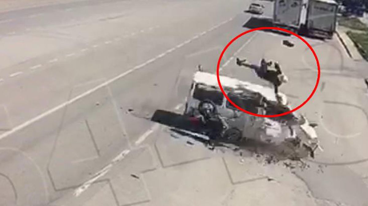 Motosikletten fırlayıp minibüsün üstüne düştü! Feci kaza kamerada