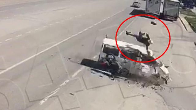 Motosikletten fırlayıp minibüsün üstüne düştü! Feci kaza kamerada