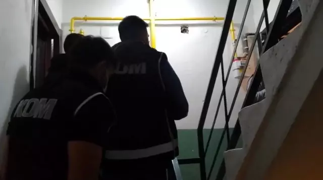 Son dakika: Odunluk görünümlü gizli bölmede silah ve tüfek ele geçirildi Son dakika: Odunluk görünümlü gizli bölmede silah ve tüfek ele geçirildi