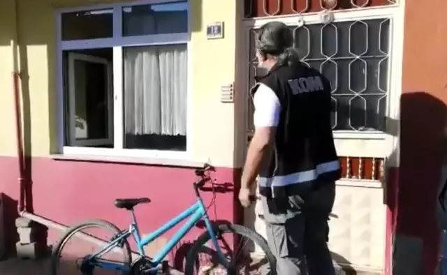 Son dakika: Odunluk görünümlü gizli bölmede silah ve tüfek ele geçirildi