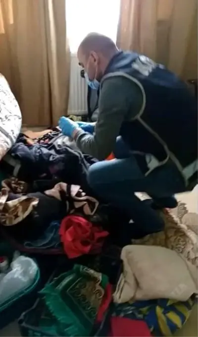 Son dakika: Odunluk görünümlü gizli bölmede silah ve tüfek ele geçirildi
