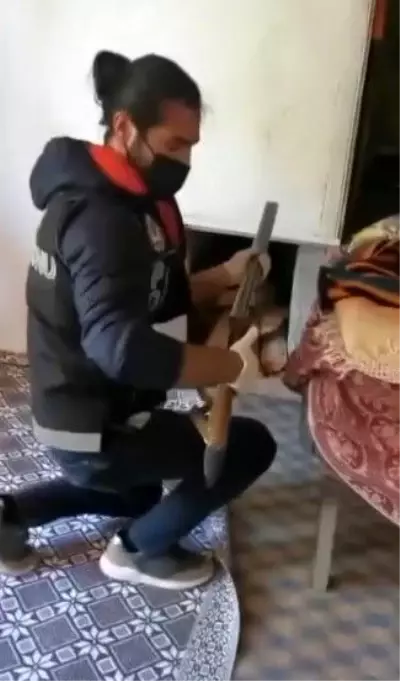 Son dakika: Odunluk görünümlü gizli bölmede silah ve tüfek ele geçirildi