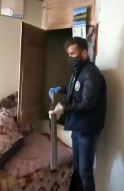 Son dakika: Odunluk görünümlü gizli bölmede silah ve tüfek ele geçirildi