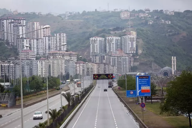 Sokağa çıkma kısıtlamasıyla cadde ve sokaklar boş kaldı