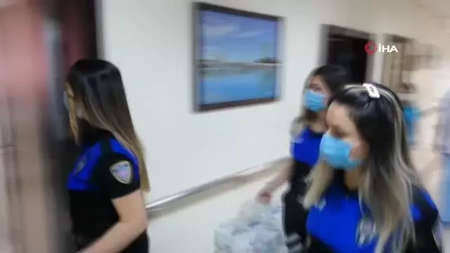 Son dakika haberleri! Polis ekipleri ihtiyaç sahibi ailelere bebek bezi dağıttı Son dakika haberleri! Polis ekipleri ihtiyaç sahibi ailelere bebek bezi dağıttı