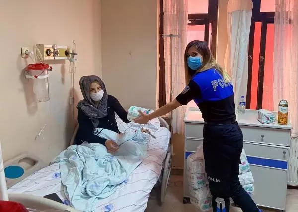 Polisten yeni doğum yapan 150 anneye bebek bezi Polisten yeni doğum yapan 150 anneye bebek bezi