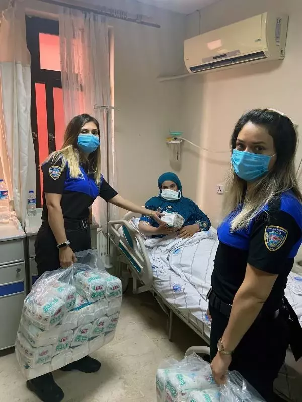 Polisten yeni doğum yapan 150 anneye bebek bezi Polisten yeni doğum yapan 150 anneye bebek bezi