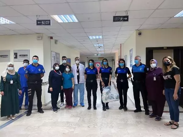 Polisten yeni doğum yapan 150 anneye bebek bezi Polisten yeni doğum yapan 150 anneye bebek bezi