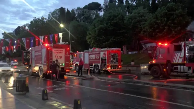 Salacak'ta kafeyi alevler sardı Salacak'ta kafeyi alevler sardı