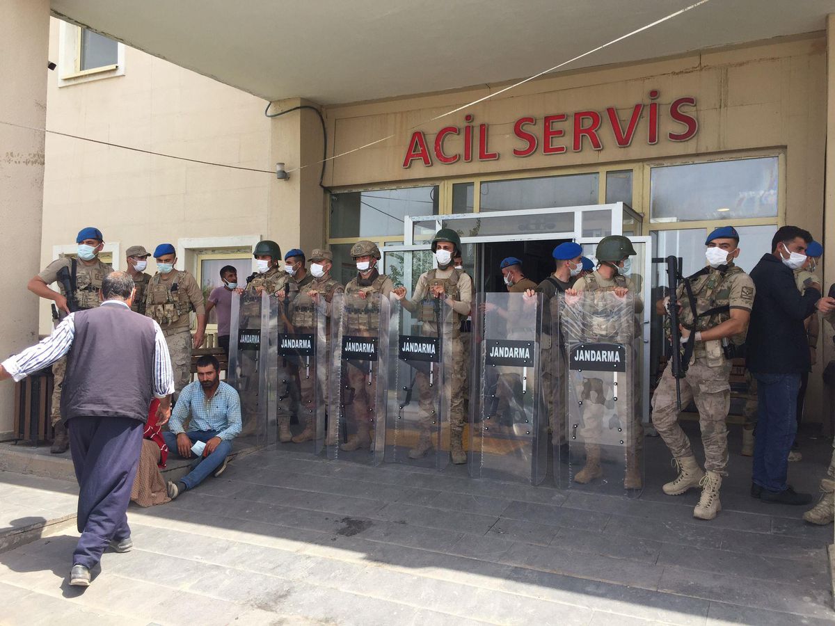 Husumetli aileler arasında çıkan kavgada silahlar konuştu: 3 ölü, 6 yaralı