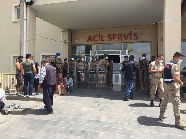 Husumetli aileler arasında çıkan kavgada silahlar konuştu: 3 ölü, 6 yaralı