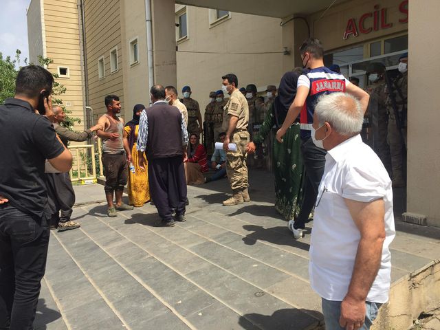 Husumetli aileler arasında çıkan kavgada silahlar konuştu: 3 ölü, 6 yaralı