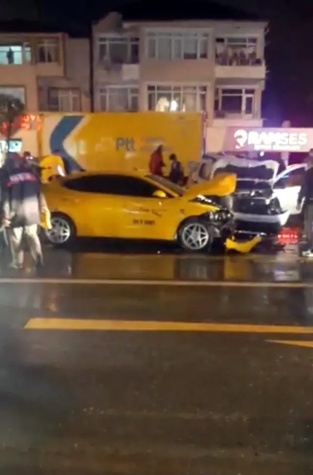 Son dakika haberi: Şehir merkezinde 4 araçlı zincirleme kaza: 2 yaralı