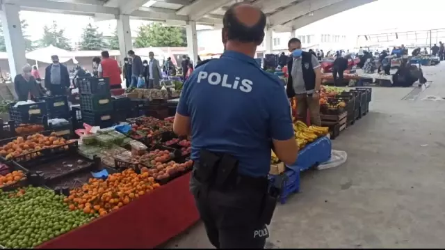 Semt pazarlarında korona tedbirleri elden bırakılmadı Semt pazarlarında korona tedbirleri elden bırakılmadı