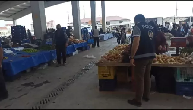 Semt pazarlarında korona tedbirleri elden bırakılmadı Semt pazarlarında korona tedbirleri elden bırakılmadı