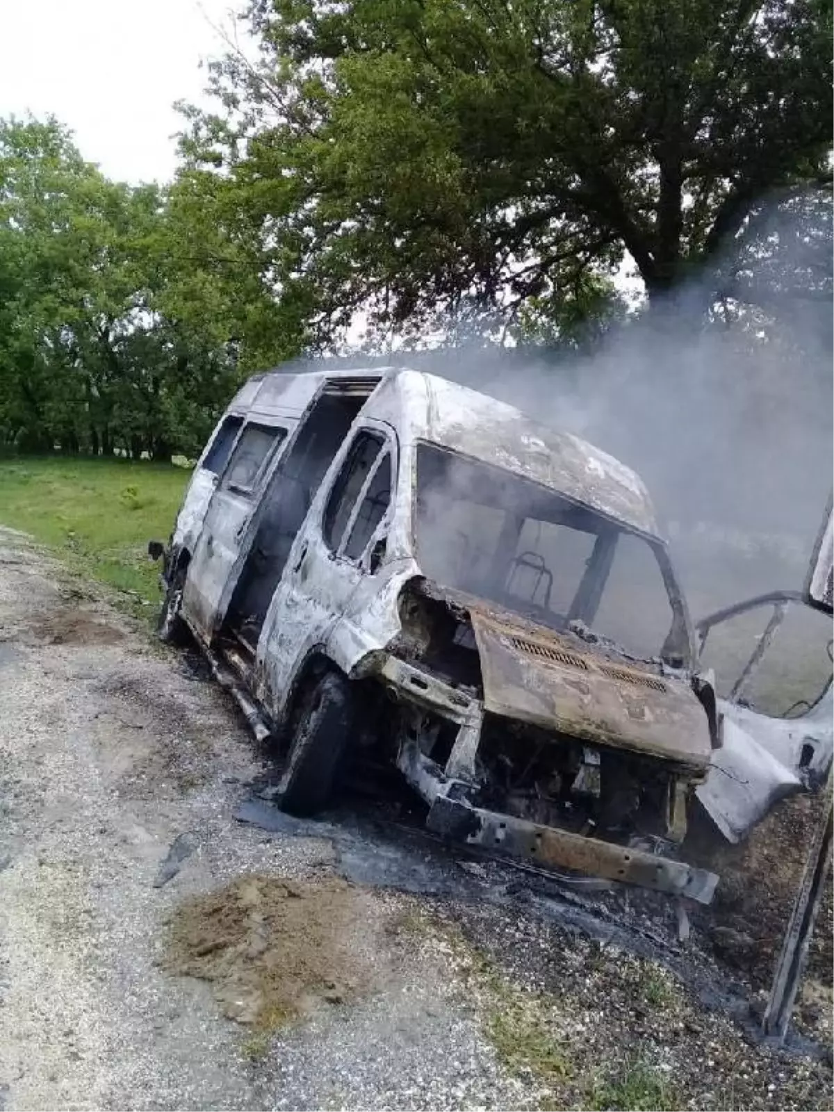 Seyir halindeyken alev alan minibüs yandı