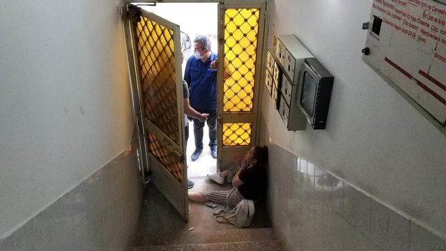 İki kadın arasında sosyal medya kavgası! Merdivenlerden düşüp hastanelik oldu