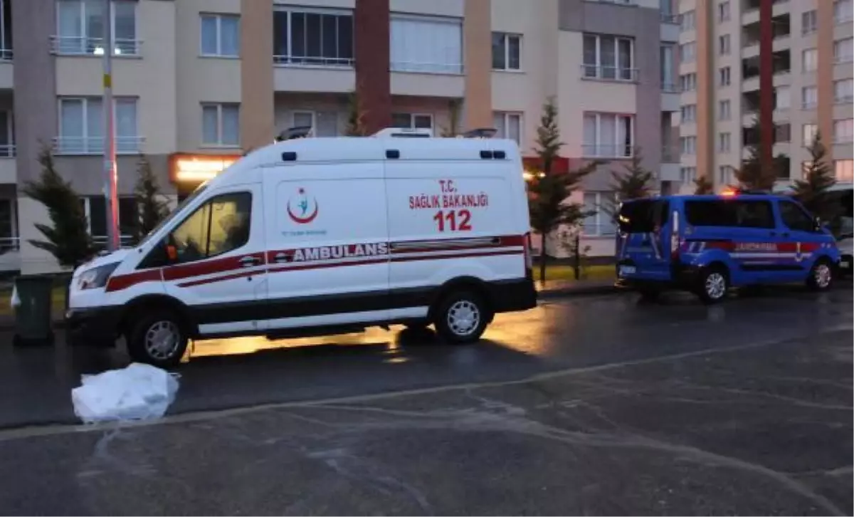 Babasını önce silahla vurdu, hızını alamayıp mutfaktan getirdiği bıçakla öldürdü