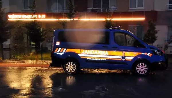 Babasını önce silahla vurdu, hızını alamayıp mutfaktan getirdiği bıçakla öldürdü