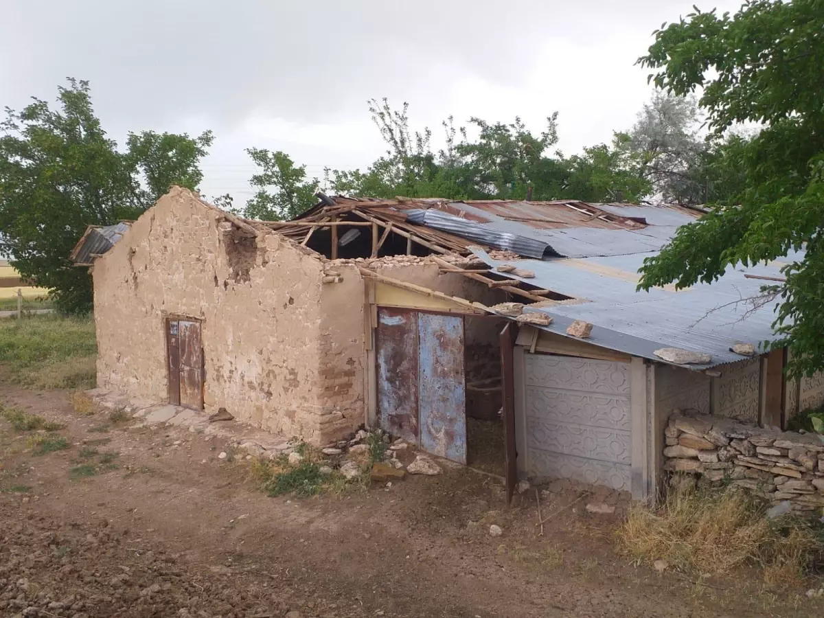 Tunceli�de şiddetli fırtına ev ve ahırların çatısını uçurdu Haberler