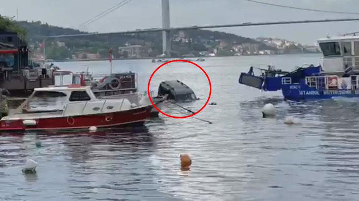 Üsküdar'da denize sürüklenen araç suya düştü, o anlar kameraya yansıdı