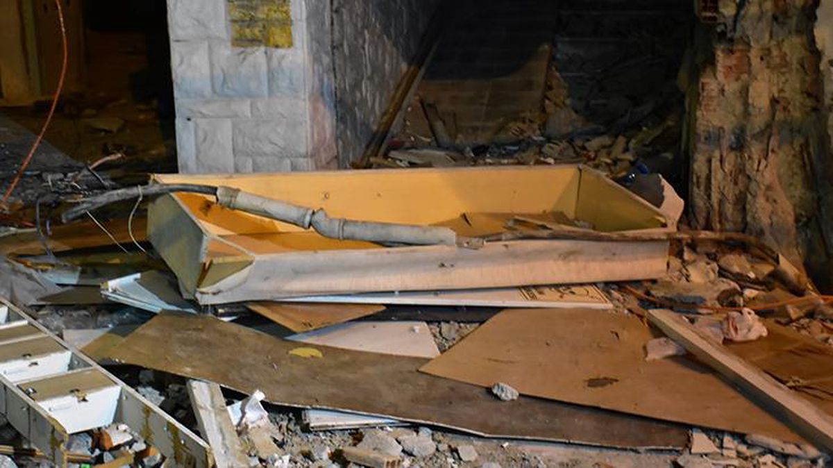 Yıkılma tehlikesi nedeniyle boşaltılan binadan elektrik kablolarını çalmaya çalışırken akıma kapılarak yaşamını yitirdi