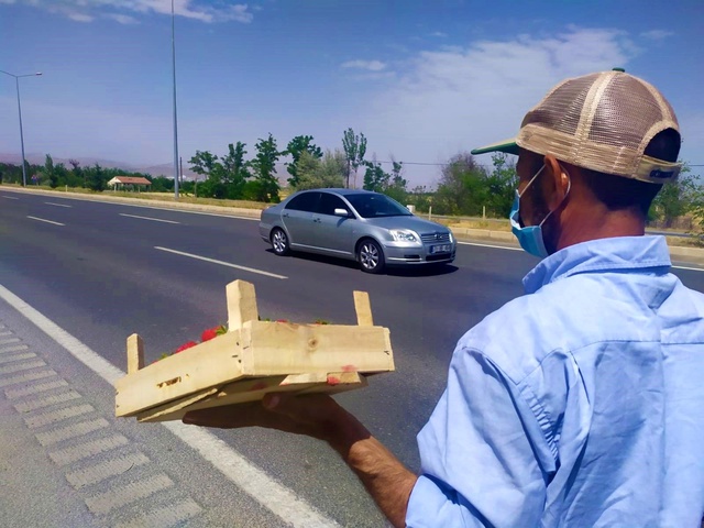 48 yıldır meşhur 'Kuyulu' çileğini yol kenarında satıyor