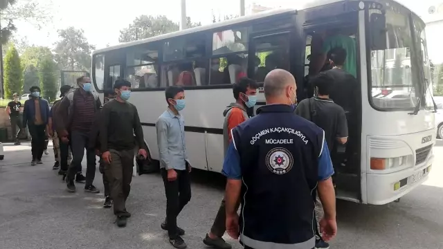 74 mültecinin ölüm yolculuğu Osmaniye'de son buldu 74 mültecinin ölüm yolculuğu Osmaniye'de son buldu