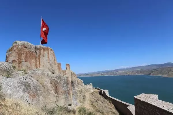 ADA GÖRÜNÜMLÜ TARİHİ PERTEK KALESİ, GÖZ KAMAŞTIRIYOR