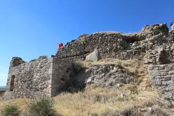 ADA GÖRÜNÜMLÜ TARİHİ PERTEK KALESİ, GÖZ KAMAŞTIRIYOR