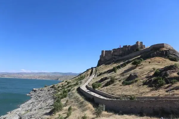 ADA GÖRÜNÜMLÜ TARİHİ PERTEK KALESİ, GÖZ KAMAŞTIRIYOR