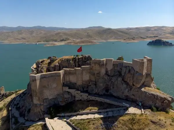 ADA GÖRÜNÜMLÜ TARİHİ PERTEK KALESİ, GÖZ KAMAŞTIRIYOR