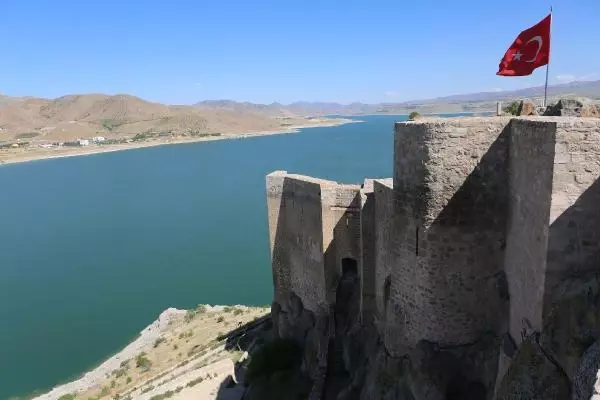 ADA GÖRÜNÜMLÜ TARİHİ PERTEK KALESİ, GÖZ KAMAŞTIRIYOR