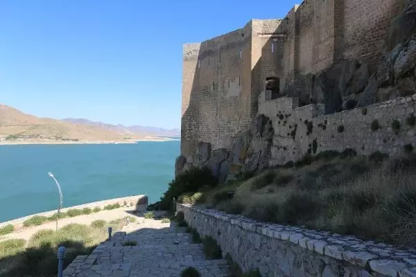 ADA GÖRÜNÜMLÜ TARİHİ PERTEK KALESİ, GÖZ KAMAŞTIRIYOR