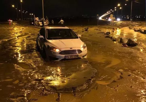 IĞDIR AĞRI DAĞI'NDAN GELEN SEL IĞDIR-NAHÇIVAN KARAYOLU'NDA HASARA NEDEN OLDU IĞDIR AĞRI DAĞI'NDAN GELEN SEL IĞDIR-NAHÇIVAN KARAYOLU'NDA HASARA NEDEN OLDU