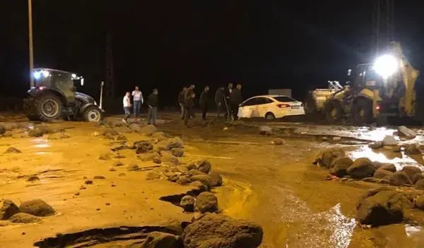 IĞDIR AĞRI DAĞI'NDAN GELEN SEL IĞDIR-NAHÇIVAN KARAYOLU'NDA HASARA NEDEN OLDU IĞDIR AĞRI DAĞI'NDAN GELEN SEL IĞDIR-NAHÇIVAN KARAYOLU'NDA HASARA NEDEN OLDU