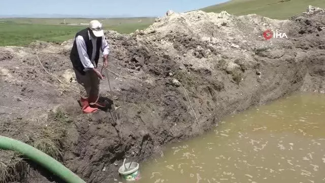 Ağrılı çiftçiler kuraklık nedeniyle kendi imkanlarıyla sulama yapmaya başladı Ağrılı çiftçiler kuraklık nedeniyle kendi imkanlarıyla sulama yapmaya başladı