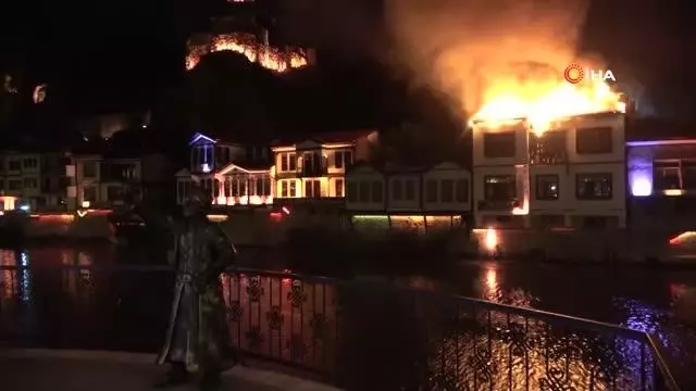 Amasya'da ahşap otel alev alev yandı: Vatandaş hem röportaj hem de canlı yayın yaptı Amasya'da ahşap otel alev alev yandı: Vatandaş hem röportaj hem de canlı yayın yaptı