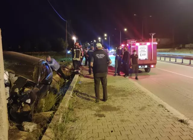 Amasya'da duvara çarpan otomobildeki 3 kişi yaralandı Amasya'da duvara çarpan otomobildeki 3 kişi yaralandı