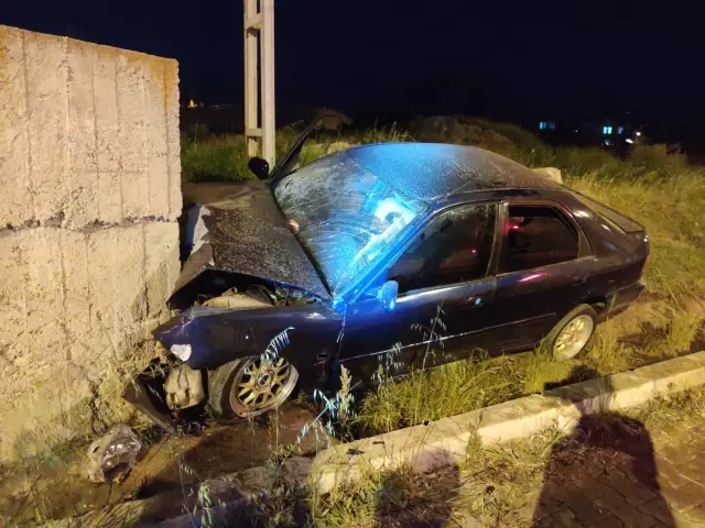 Amasya'da duvara çarpan otomobildeki 3 kişi yaralandı Amasya'da duvara çarpan otomobildeki 3 kişi yaralandı