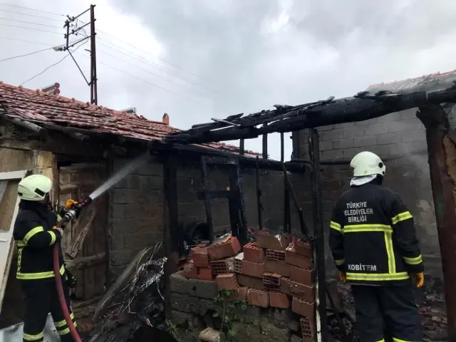 Son dakika haberleri: Amasya'da kömürlükte çıkan yangın bitişikteki evlere sıçramadan söndürüldü Son dakika haberleri: Amasya'da kömürlükte çıkan yangın bitişikteki evlere sıçramadan söndürüldü